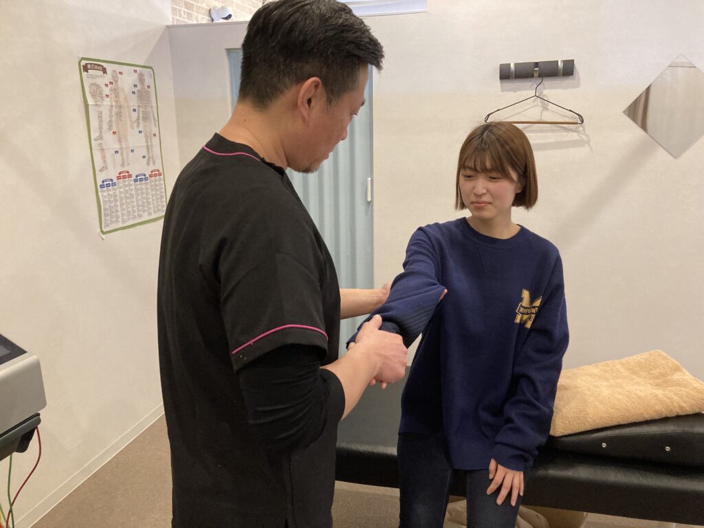 松戸市串崎新田のあき接骨院院長の筒井豪（つついたくま）が腱鞘炎で悩んでいる方に、全身を調整して矯正・整体をしている写真