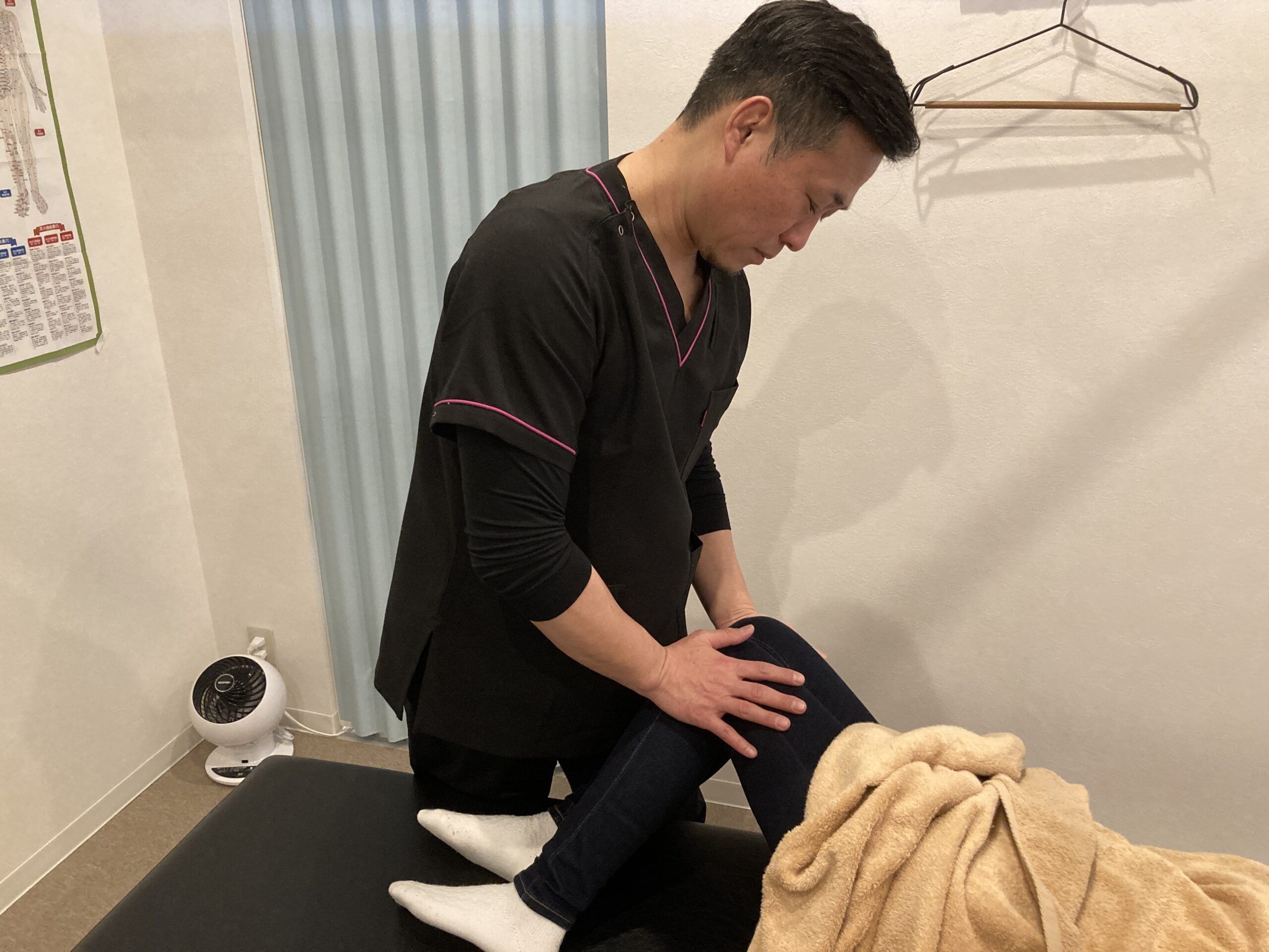 腰椎椎間板ヘルニアの痛みでお悩みの方を、松戸市串崎新田のあき接骨院の整体で改善させていく写真