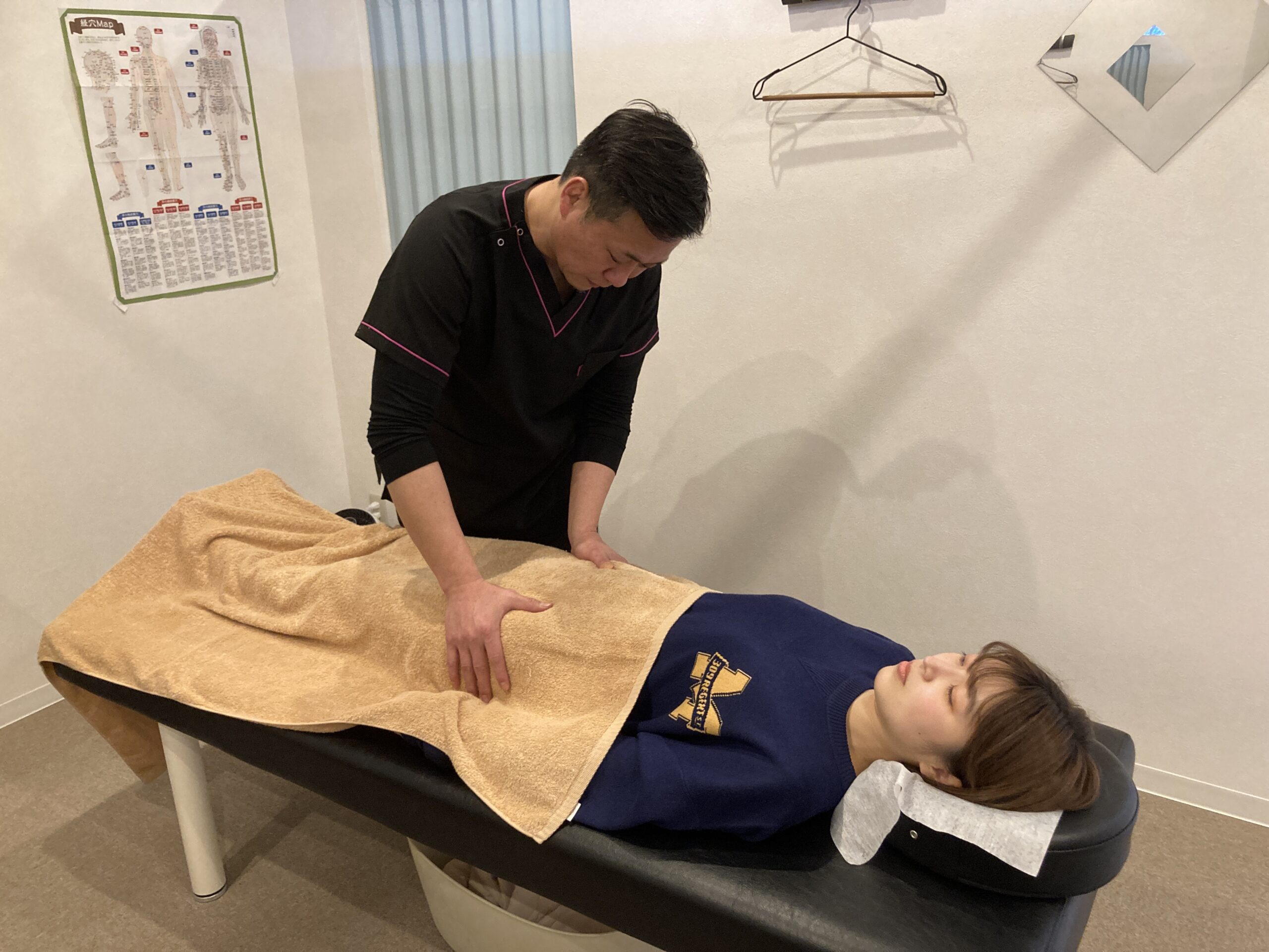 松戸市串崎新田のあき接骨院院長の筒井豪（つついたくま）が姿勢の悪さで悩んでいる方に、全身を調整して矯正・整体をしている写真