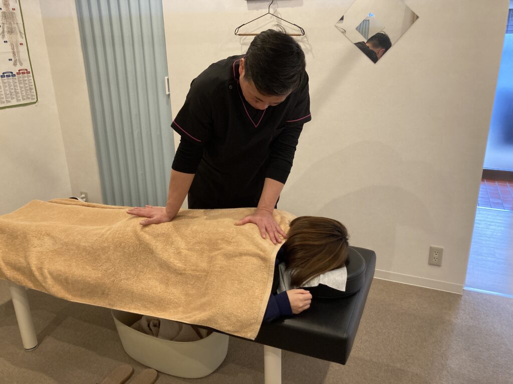 松戸市串崎新田のあき接骨院院長の筒井豪（つついたくま）がパフォーマンス向上に向けて、全身を調整して矯正・整体をしている写真