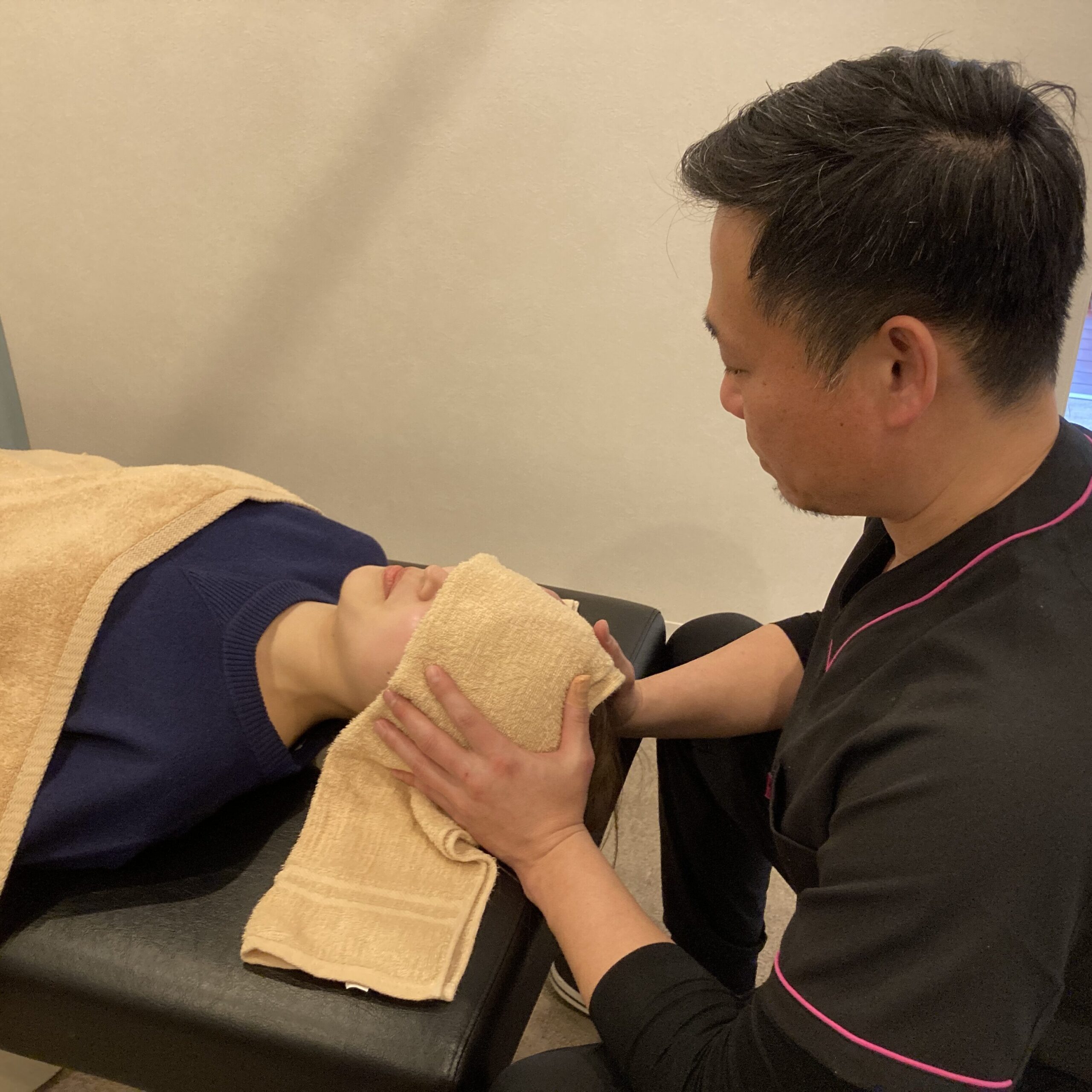 松戸市串崎新田のあき接骨院院長の筒井豪（つついたくま）が胸郭出口症候群で悩んでいる方に、全身を調整して矯正・整体をしている写真