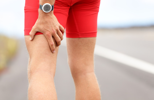 肉離れの痛みで困っている人の写真