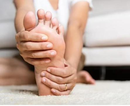 モートン病で足趾、足底の痛みに苦しんでいる患者の写真