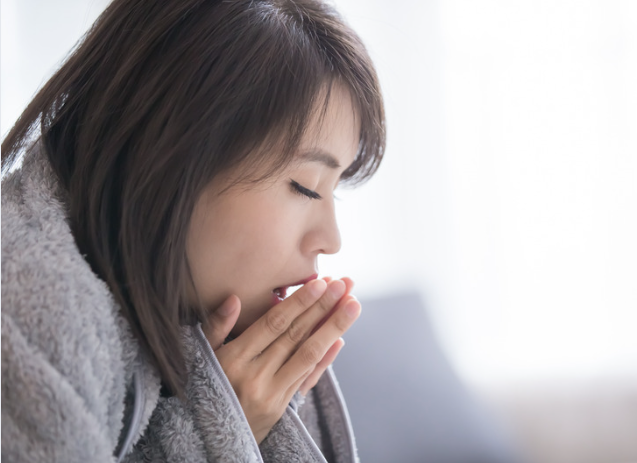 冷え性で悩む女性の写真