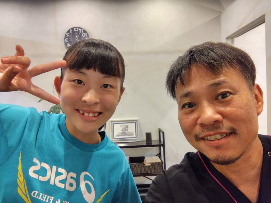 一年にわたるシンスプリントの痛みで悩んでいた陸上の駅伝部に所属する女子高校生。戸市串崎新田のあき接骨院で整体を受けたことでシンスプリントの痛みがなくなり練習にも復帰できた方の写真