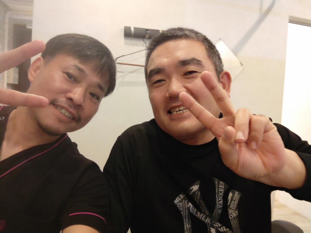 1年間、四十肩の痛みで悩んでいた方が戸市串崎新田のあき接骨院院長の筒井豪（つついたくま）が全身を調整して矯正・整体をして改善し喜んでいる写真