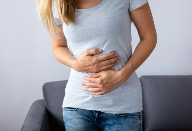機能性ディスペプシアでお腹の痛みに苦しむ方の写真