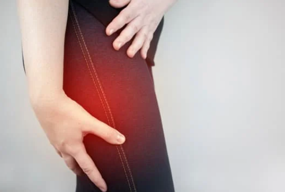 打撲の痛みで悩んでいる人の写真