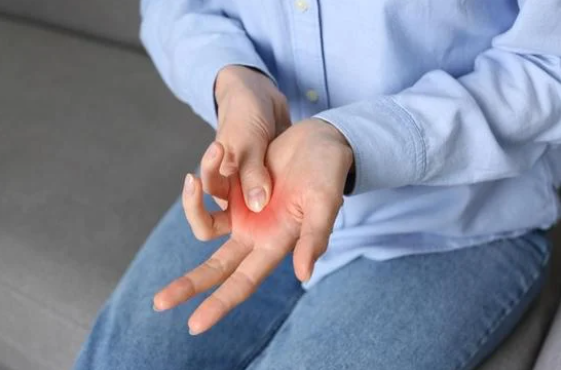 ばね指の痛みで悩んでいる人の写真