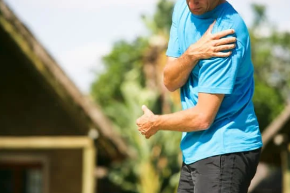 インピンジメント症候群で肩の痛みで悩んでいる人の写真