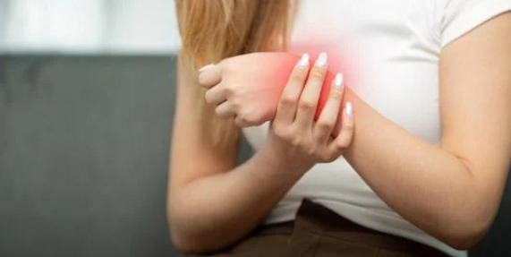 腱鞘炎で手首の痛みに悩まされている人の写真