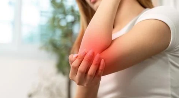 テニス肘（外側上顆炎）の痛みに悩まされている人の写真