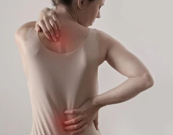 姿勢の悪さに悩んでいる人の写真