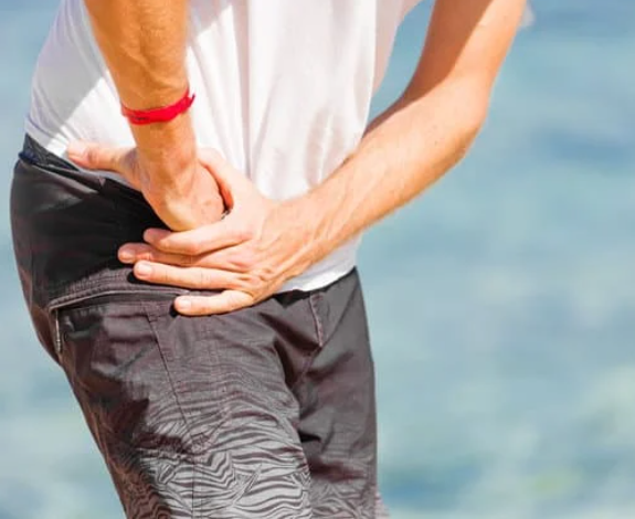 股関節の痛みで悩んでいる人の写真