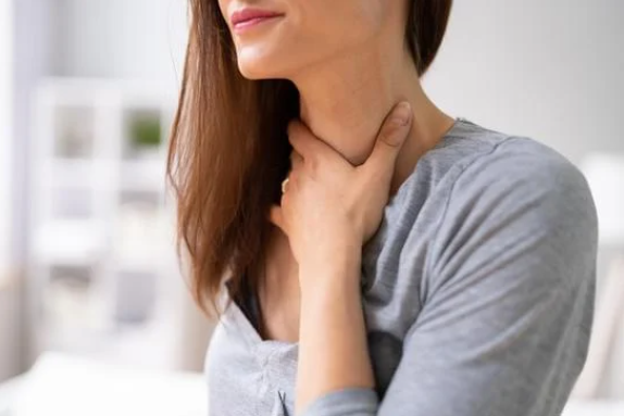 後鼻漏で喉が詰まり違和感を感じている人の写真